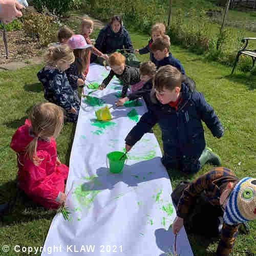 children painting