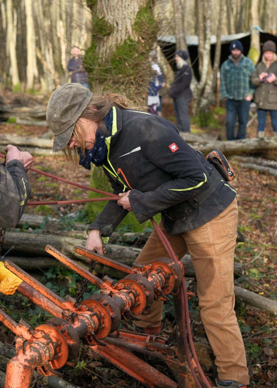 Loading gear to keep logs off the ground